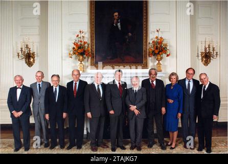 **DATEIFOTO** Sandra Day O Connor ist verstorben. Die Richter des Obersten Gerichtshofs der Vereinigten Staaten posieren mit US-Präsident Ronald Reagan während eines Empfangs für die Richter im State Dining Room des Weißen Hauses in Washington, DC am 1. Oktober 1985. Von links nach rechts: Richter John Paul Stevens Richter Lewis F. Powell, Jr. Richter Harry A. Blackmun Richter Byron R. White Chief Justice Warren E. Burger Präsident Reagan Justice William J. Brennan Justice Thurgood Marshall Justice Sandra Day O Connor Justice William H. Rehnquist und Justice Potter Stewart Stockfoto
