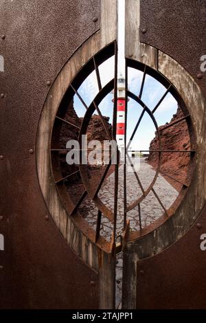 Hochauflösendes, skurriles Reisebild des Leuchtturms Punta de Teno bei gutem Sonnenlicht und negativem Raum, Teneˈɾife; Teneriffa, Kanarische Inseln, Stockfoto