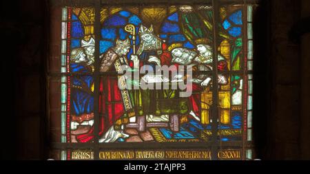 König Richard II. Und seine Königin in der normannischen Kathedrale in Lincoln, England, 1387: Buntglasfenster im Kapitelhaus der Kathedrale. Stockfoto