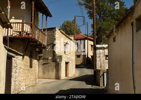 Zypern, schmale Straße im Bergdorf Omodos in den Troodos-Bergen, Häuser in traditioneller Bauweise mit Holzbalkon, Stockfoto