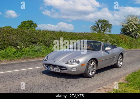 2002 Jaguar XK8 Cabriolet Auto V8 Auto Silver Cabriolet Benzinmotor 3996 ccm V, 4,0 2D Auto; Vintage, restaurierte klassische Motoren, Automobilsammler, Motorenenthusiasten, historische Veteranenautos, die in Cheshire, Großbritannien reisen Stockfoto