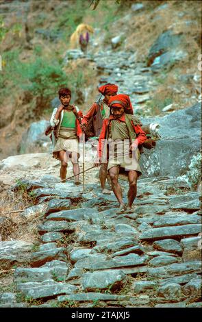 Nepal - Sherpas im Himalaya tragen Gepäck für Touristen während des Jomsom Muktinath Trek in der Annapurna Region. Stockfoto