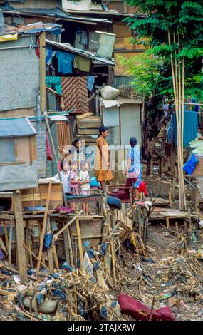 Indonesien, Jakarta. Familie lebt in einem Slum. Stockfoto