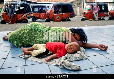 Indonesien, Jakarta. Mutter und Kind schlafen auf dem Bürgersteig. Stockfoto