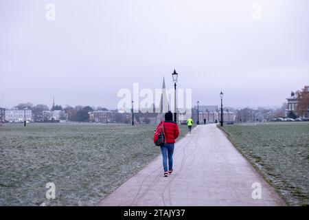 London, Großbritannien. Dezember 2023. Eine Person, die beim eisigen Wetter am frühen Morgen im Blackheath Park in London spazieren sah. Greenwich Park und Blackheath Park im Südosten Londons sind frostbedeckt, während sich die Kälte aus Skandinavien weiter nach Süden zieht. Die Temperaturen erreichten in London zwei aufeinander folgende Nächte lang den Gefrierpunkt, da das kältere Wetter anhält und die niedrigen Temperaturen über das Wochenende prognostiziert werden. (Credit Image: © Hesther ng/SOPA images via ZUMA Press Wire) NUR REDAKTIONELLE VERWENDUNG! Nicht für kommerzielle ZWECKE! Stockfoto