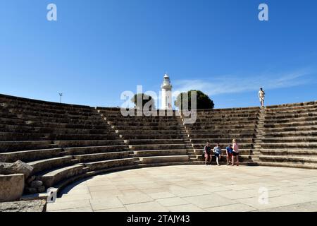 Paphos, Zypern - 02. Oktober 2023: Nicht identifizierte Touristen im Odeon Amphitheater und Paphos Lithghouse in der archäologischen Gegend von Kato Paphos - UNESCO Stockfoto