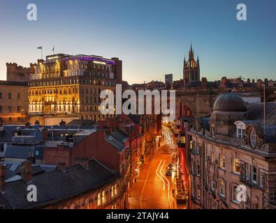 Blick auf Newcastle upon Tyne in der Abenddämmerung von der Tyne Bridge aus gesehen, mit Blick auf die St. Nikolaus Kathedrale mit einem klaren Nachthimmel darüber Stockfoto