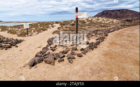 Straße durch die typische mondähnliche vulkanische Landschaft der Islote de Lobos. Insel Lobos - Fuerteventura, Kanarische Inseln, Spanien - 24.09.2023 Stockfoto