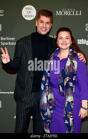 Maximilian Seitz und Ronja Forcher bei der Strassenfeger Charity Aktion 2023 von Maximilian Seitz in der Mall Berlin. Berlin, 30.11.2023 *** Maximilian Seitz und Ronja Forcher bei der Strassenfeger Charity Campaign 2023 von Maximilian Seitz im Einkaufszentrum Berlin, 30 11 2023 Foto:XM.xWehnertx/xFuturexImagex strassenfeger 3147 Credit: Imago/Alamy Live News Stockfoto