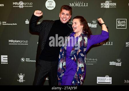 Maximilian Seitz und Ronja Forcher bei der Strassenfeger Charity Aktion 2023 von Maximilian Seitz in der Mall Berlin. Berlin, 30.11.2023 *** Maximilian Seitz und Ronja Forcher bei der Strassenfeger Charity Campaign 2023 von Maximilian Seitz im Einkaufszentrum Berlin, 30 11 2023 Foto:XM.xWehnertx/xFuturexImagex strassenfeger 3149 Credit: Imago/Alamy Live News Stockfoto