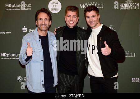 Falk-Willy Wild, Maximilian Seitz und Julian David bei der Strassenfeger Charity Aktion 2023 von Maximilian Seitz in der Mall of Berlin. Berlin, 30.11.2023 *** Falk Willy Wild, Maximilian Seitz und Julian David bei der Strassenfeger Charity Campaign 2023 von Maximilian Seitz in der Berliner Mall, 30 11 2023 Foto:XM.xWehnertx/xFuturexImagex strassenfeger 3164 Credit: Imago/Alamy Live News Stockfoto