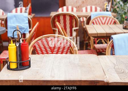 Leere Außenterrasse mit Holztischen und -Stühlen im Hipster-Stil Stockfoto