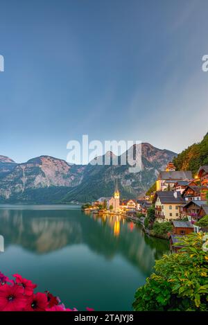 Hallstatt, Österreich; 1. Dezember 2023 - Panoramablick auf das berühmte Hallstätter Dorf, das sich im Hallstattersee in den österreichischen Alpen spiegelt Stockfoto