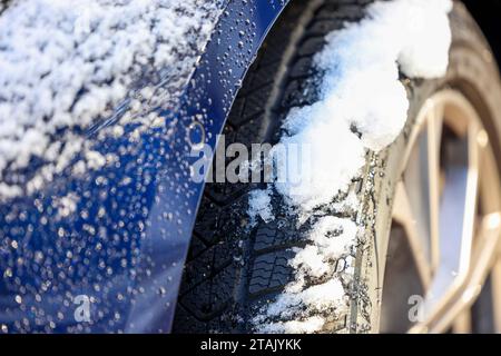 Schnee und Eis auf Autoreifen am 26.11.2023 in München gilt die situative Winterreifenpflicht. Das heißt, wer mit seinem Auto bei winterlichen Straßenverhältnissen wie Glatteis, Schneematsch, Eis- oder Reifglätte unterwegs sein will, muss Winterreifen aufziehen. *** Schnee und Eis auf Autoreifen am 26 11 2023 in München sind situative Winterreifen obligatorisch das bedeutet, dass jeder, der sein Auto unter winterlichen Straßenbedingungen wie Schwarzeis, Slush, Eis oder rutschigem Frost fahren möchte, Winterreifen verwenden muss xMSx Credit: Imago/Alamy Live News Stockfoto