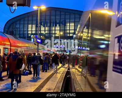 Hamburg, 01.12.2023 Hamburg Hauptbahnhof zur blauen Stunde - Blick aus einem ICE auf wartenden Fahrgäste am Bahnsteig im Feierabendverkehr. Auf dem gegenüberliegenden Gleis wartet ein Nahverkehrszug. Hamburg Deutschland *** Hamburg, 01 12 2023 Hamburg Hauptbahnhof zur blauen Stunde Blick von einem ICE-Zug von Passagieren, die auf dem Bahnsteig warten in der abendlichen Hauptverkehrszeit wartet auf dem gegenüberliegenden Gleis Ein lokaler Zug Hamburg Deutschland Credit: Imago/Alamy Live News Stockfoto