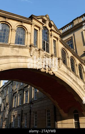 Die Seufzerbrücke zwischen dem Alten und dem Neuen Quadrangles des Hertford College in Oxford, England Stockfoto