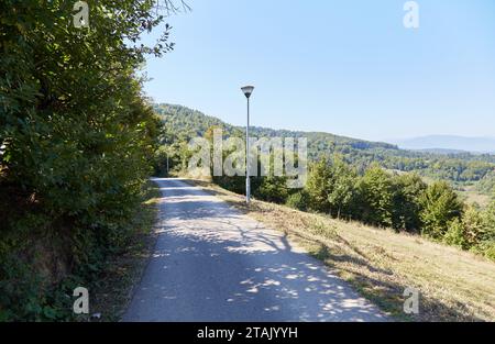 Die bosnische Pyramide in Visoko, was einige eine antike Pyramide nennen und was andere einen Hügel nennen Stockfoto
