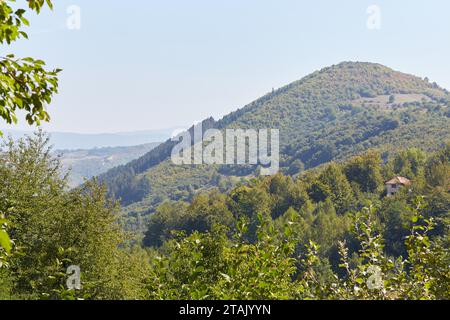 Die bosnische Pyramide in Visoko, was einige eine antike Pyramide nennen und was andere einen Hügel nennen Stockfoto
