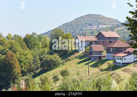 Die bosnische Pyramide in Visoko, was einige eine antike Pyramide nennen und was andere einen Hügel nennen Stockfoto