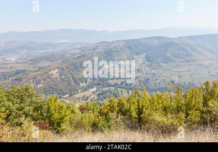 Die bosnische Pyramide in Visoko, was einige eine antike Pyramide nennen und was andere einen Hügel nennen Stockfoto