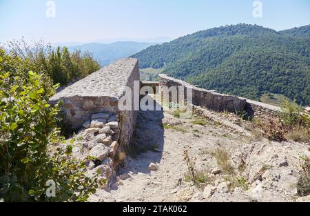 Die bosnische Pyramide in Visoko, was einige eine antike Pyramide nennen und was andere einen Hügel nennen Stockfoto