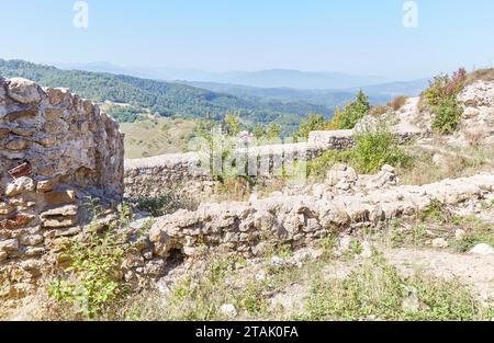 Die bosnische Pyramide in Visoko, was einige eine antike Pyramide nennen und was andere einen Hügel nennen Stockfoto