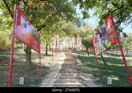 Die bosnische Pyramide in Visoko, was einige eine antike Pyramide nennen und was andere einen Hügel nennen Stockfoto