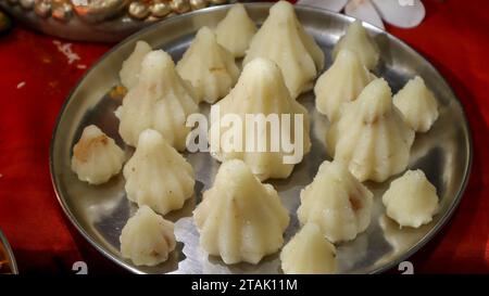 Traditionelle Modak, indische Süßigkeiten, die Gott Ganesha während des Ganesh Chaturthi Festivals in Indien angeboten werden. Indische süße Knödel. Rava modak mit trockenen Früchten, Stockfoto