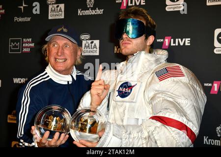 Otto Waalkes und Ski Aggu bei der 24. Verleihung der 1Live Krone 2023 im Lokschuppen. Bielefeld, 30.11.2023 Stockfoto