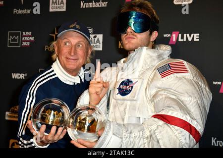 Otto Waalkes und Ski Aggu bei der 24. Verleihung der 1Live Krone 2023 im Lokschuppen. Bielefeld, 30.11.2023 Stockfoto