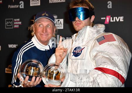 Otto Waalkes und Ski Aggu bei der 24. Verleihung der 1Live Krone 2023 im Lokschuppen. Bielefeld, 30.11.2023 Stockfoto