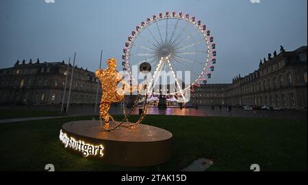 Stuttgart, Deutschland. Dezember 2023. Eine beleuchtete Figur eines Fußballers erleuchtet den Schlossplatz in Stuttgart. Quelle: Bernd Weißbrod/dpa/Alamy Live News Stockfoto