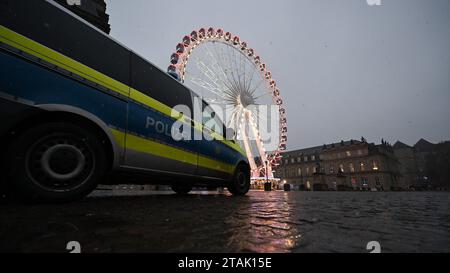 Stuttgart, Deutschland. Dezember 2023. Eine Polizeipatrouille fährt über den Schlossplatz in Stuttgart. Quelle: Bernd Weißbrod/dpa/Alamy Live News Stockfoto