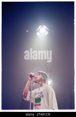 IAN BROWN, THE STONE ROSES, SÄNGER, 1994: Ian Brown of the Stone Roses raucht eine Zigarette und singt im Newport Centre in Newport, Wales, Großbritannien auf einer Tour, um ihre Single Love Spreads und ihr Album Second Coming zu bewerben, 4. Dezember 1994. Foto: Rob Watkins Stockfoto