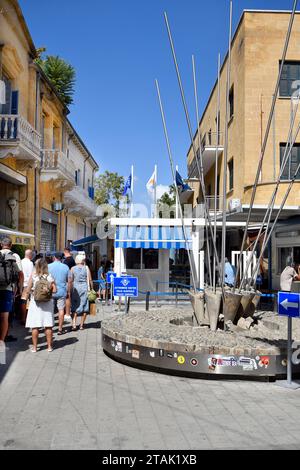 Lefkosia, Zypern - 30. September 2023: Menschen vor dem UN-Kontrollpunkt zwischen dem zyprischen südlichen und dem türkischen nördlichen Teil in der Div Stockfoto