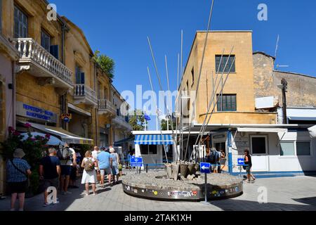 Lefkosia, Zypern - 30. September 2023: Menschen vor dem UN-Kontrollpunkt zwischen dem zyprischen südlichen und dem türkischen nördlichen Teil in der Div Stockfoto