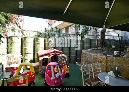 Lefkosia, Zypern - 30. September 2023: Barriere mit Stacheldraht direkt neben einem Kinderspielplatz, Grenze zwischen dem zyprischen Südteil und Stockfoto