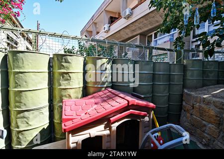 Lefkosia, Zypern - 30. September 2023: Barriere mit Stacheldraht direkt neben einem Kinderspielplatz, Grenze zwischen dem zyprischen Südteil und Stockfoto