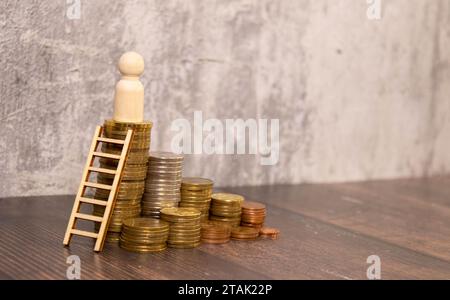 Münzleiter, Holzfiguren, List und Einfallsreichtum Stockfoto