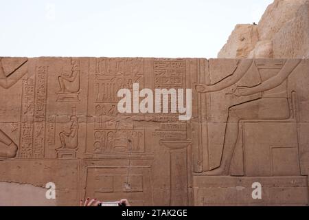 "Die Geheimnisse des alten Ägyptens durch komplizierte Hieroglyphen zu entschlüsseln." Stockfoto