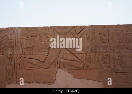 "Die Geheimnisse des alten Ägyptens durch komplizierte Hieroglyphen zu entschlüsseln." Stockfoto