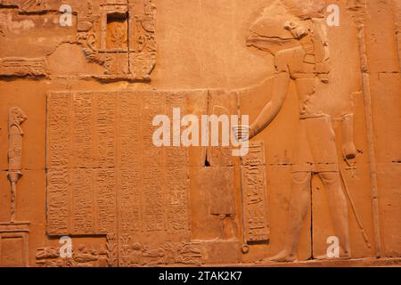 "Die Geheimnisse des alten Ägyptens durch komplizierte Hieroglyphen zu entschlüsseln." Stockfoto