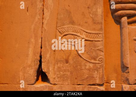 "Die Geheimnisse des alten Ägyptens durch komplizierte Hieroglyphen zu entschlüsseln." Stockfoto