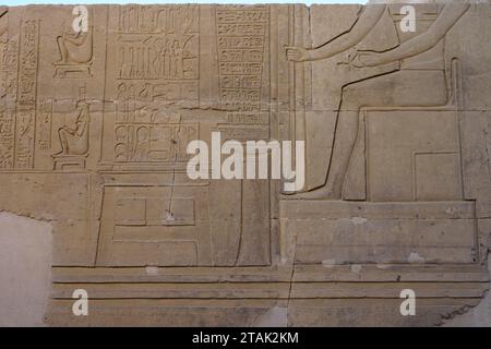 "Die Geheimnisse des alten Ägyptens durch komplizierte Hieroglyphen zu entschlüsseln." Stockfoto