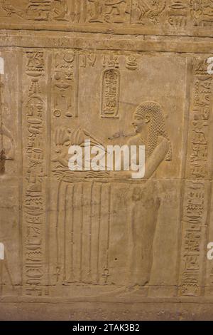 "Die Geheimnisse des alten Ägyptens durch komplizierte Hieroglyphen zu entschlüsseln." Stockfoto