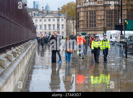 London, Großbritannien. November 2023. Es war ein elender nasser Regentag in London, als Besucher und Touristen am Palace of Westminster vorbeigingen. Kredit: Maureen McLean/Alamy Stockfoto