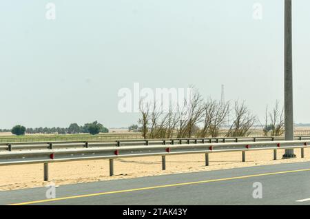 Verzinkte Stahlabsturzbarrieren auf einer Autobahn. Stockfoto