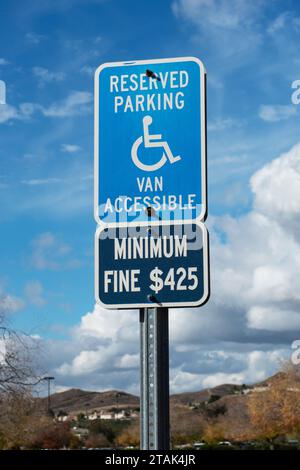 Schild nur für Behindertenparkplätze mit einer Mindeststrafe von 250 Dollar nach kalifornischem Gesetz. Parkplatzregeln. Stockfoto