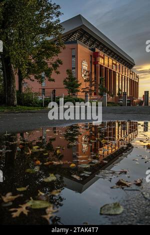 Das Anfield Stadium in Liverpool, Reflexion auf dem Wasser Stockfoto