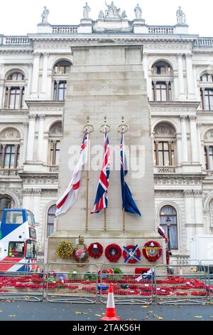 Whitehall, London, Großbritannien. November 2023. Mohnkränze am Gedenktag verbleiben im Cenotaph in Whitehall, London, nach dem Gedenktag, als sie von König und Königin, Mitgliedern der Königlichen Familie, Politikern und anderen Organisationen neben dem Kriegsdenkmal gelegt wurden. Das Cenotaph ist nach den jüngsten Protesten am Wochenende in London, bei denen Demonstranten öffentliche Denkmäler in London betreten haben, weiterhin abgezäunt. Kredit: Maureen McLean/Alamy Stockfoto